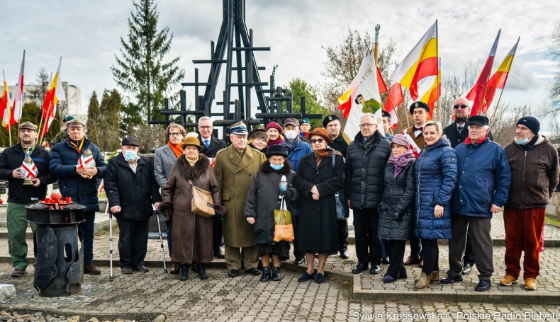 Złożenie wieńca pod pomnikiem-grobem Nieznanego Sybiraka w Białymstoku, fot. Sylwia Krassowska